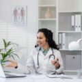 Médecin en téléconsultation via l’espace adhérent BCAC Mutuelle pour des remboursements simplifiés