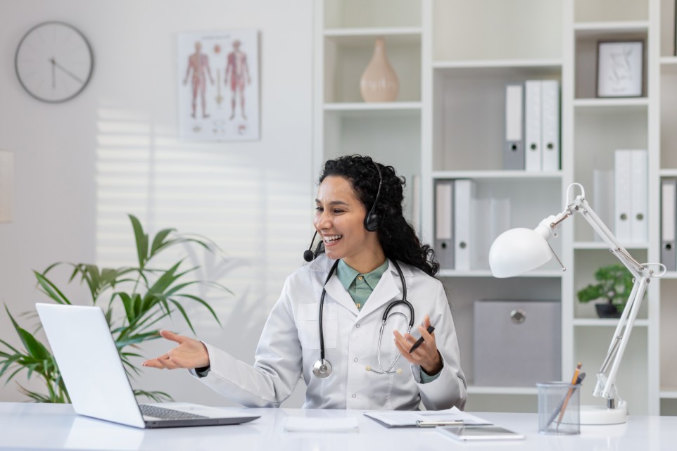 Médecin en téléconsultation via l’espace adhérent BCAC Mutuelle pour des remboursements simplifiés